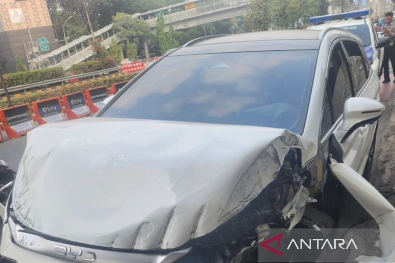 Kecelakaan Mobil Tabrak Fasilitas Umum di Gatot Subroto: Polisi Telusuri Penyebab Terungkap!