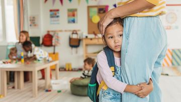 7 Cara Ampuh Mengatasi Anak Pemalu, Buktikan Hasilnya!