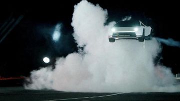 Mitos atau Fakta: Tesla Roadster Bisa Terbang?