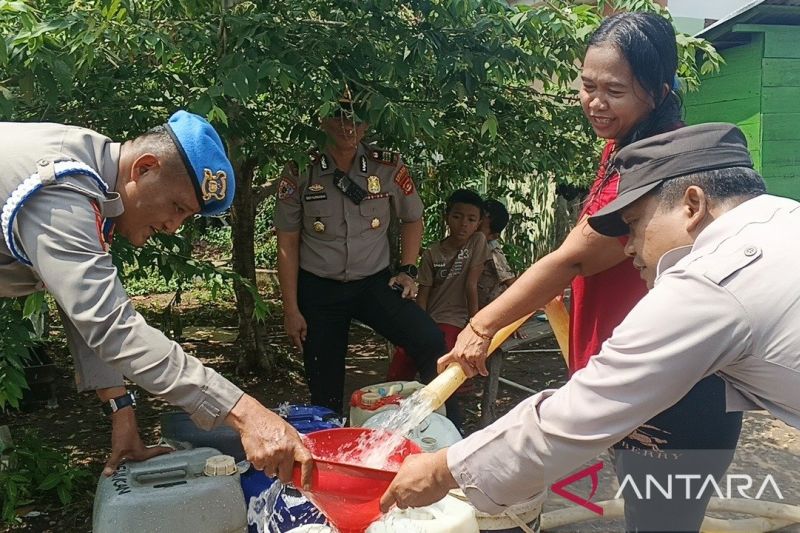 Polri Bantu 7.000 Liter Air Bersih untuk 100 KK di Musi Banyuasin