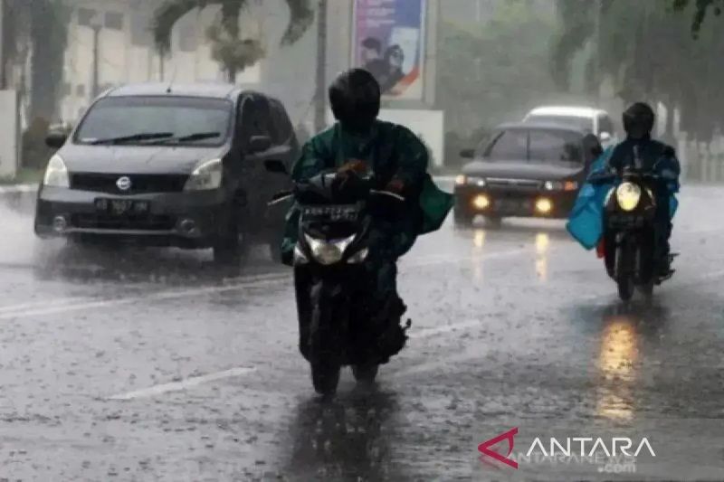 BMKG: Waspada Hujan Lebat di Mayoritas Kota Besar Hari Ini