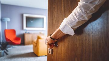 Bahaya Tersembunyi Karpet Hotel: Mengapa Dilarang Telanjang Kaki?