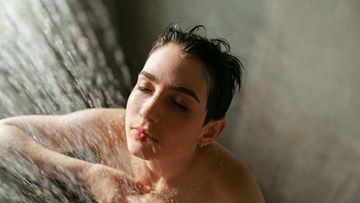 Mandi Saat Flu Aman? Ini Aturan Medis yang Wajib Dipatuhi