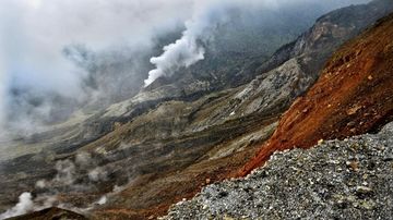 Papandayan Blue Fire: Waspada Gas Beracun, Petugas Peringatkan Pendaki