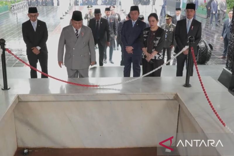 Peringati Kesaktian Pancasila, Prabowo Berdoa Khusyuk di Lubang Buaya
