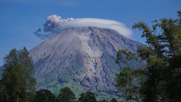 Erupsi Beruntun Gunung Semeru: Di Balik Kolom Abu 1 Km dan Ancaman Lahar