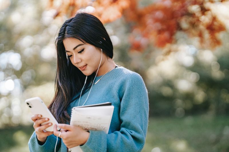 Earphone Kabel Bangkit: Mengapa Gen Z Menolak Tren TWS?