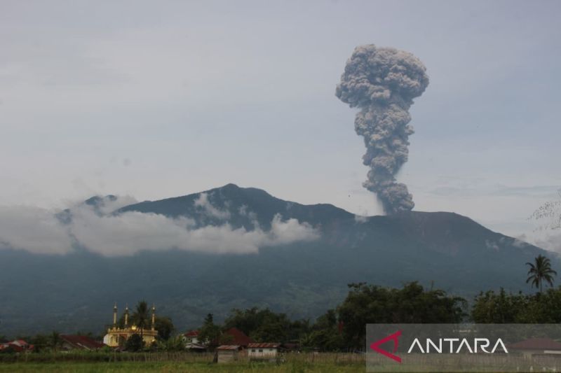 Gunung Marapi Erupsi 1 Oktober 2026, Warga Sumbar Diimbau Waspada