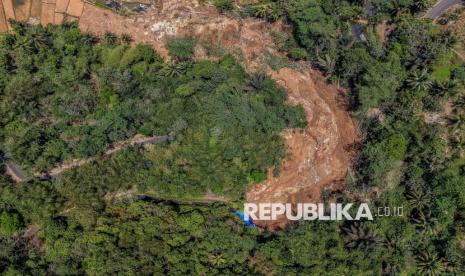Longsor Gerus Jalan Kawali-Cisaga, Akses Darurat Ciamis Terputus Total