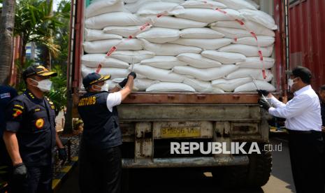 Bongkar Modus Curang: Bea Cukai Tangkap 15 Kontainer Beras Impor Disamarkan