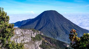 6 Gunung Dekat Jakarta untuk Mendaki Akhir Pekan Tanpa Stres